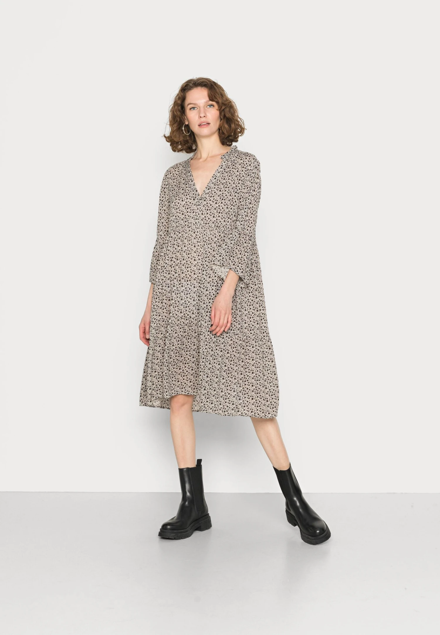 Kaffe Kasamille Amber- Jurk - Sand/Black 1 Kaffe Kasamille Amber- Jurk - Sand/Black