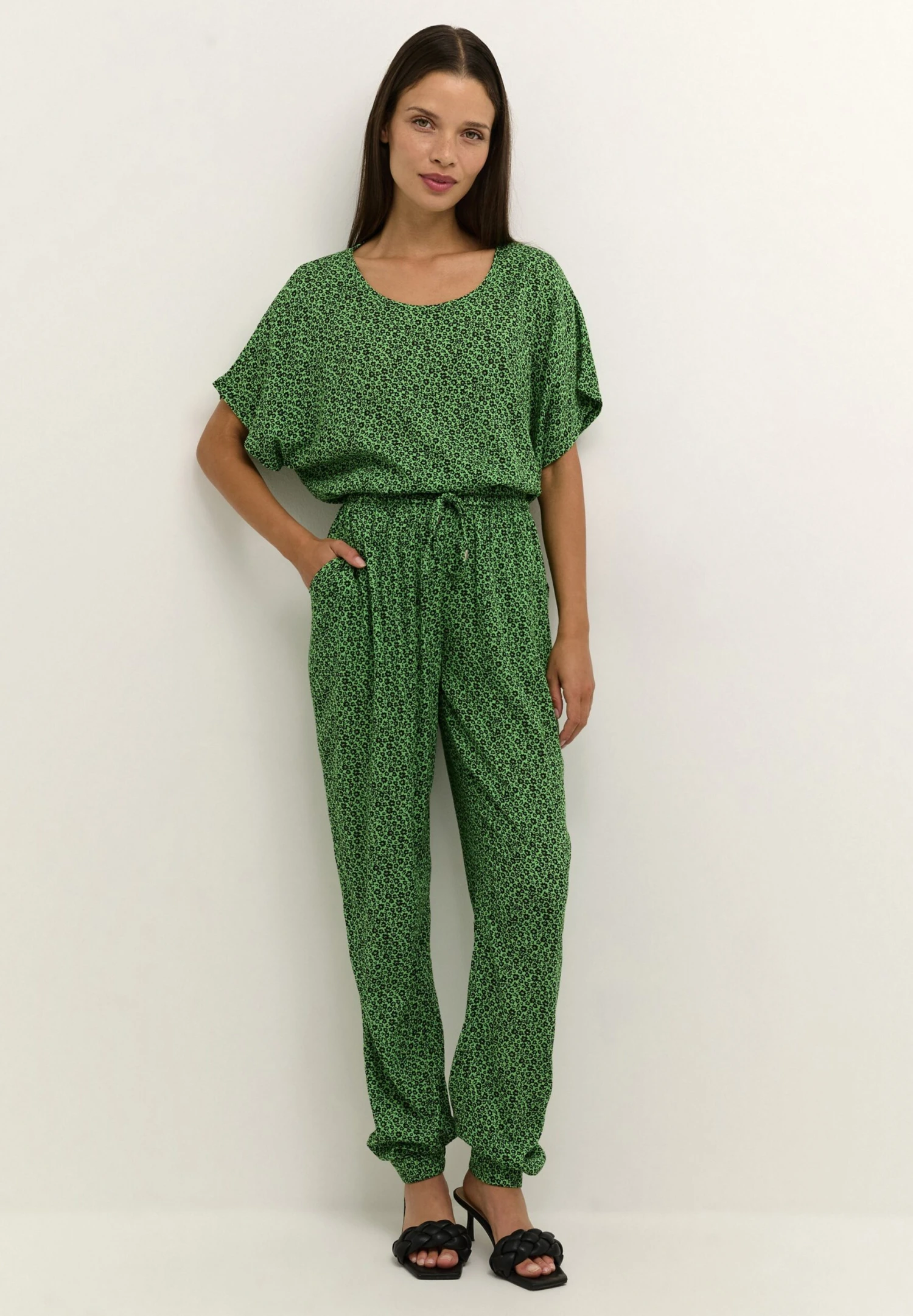 Kaffe Kaisolde Amber- Trainingsbroek - Poison Green Black Flower 2 Kaffe Kaisolde Amber- Trainingsbroek - Poison Green Black Flower - Afbeelding 2