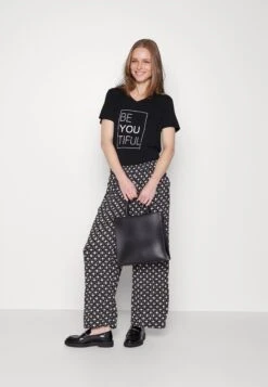 Kaffe Kenya V-Neck T-Shirt - T-Shirt Print - Black Deep -Kaffe Verkoopwinkel 63b0729b27994e8085a227fcc46ea541