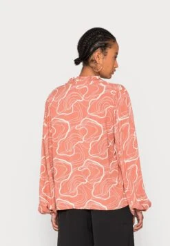 Kaffe Kacajsa Blouse - Blouse - Red / Creme Organic Lines -Kaffe Verkoopwinkel 6443b9992c4944f38063bfe88c3f789d