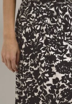 Kaffe Kainger - A-Lijn Rok - Black Chalk Flower Print -Kaffe Verkoopwinkel 716eae57e91148888e3ccc5559c70d4f