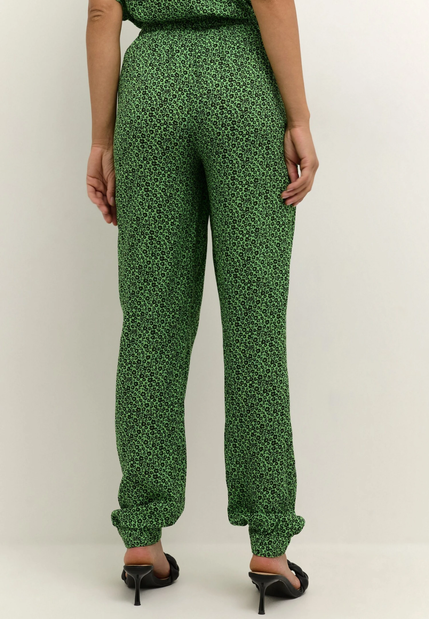 Kaffe Kaisolde Amber- Trainingsbroek - Poison Green Black Flower 3 Kaffe Kaisolde Amber- Trainingsbroek - Poison Green Black Flower - Afbeelding 3