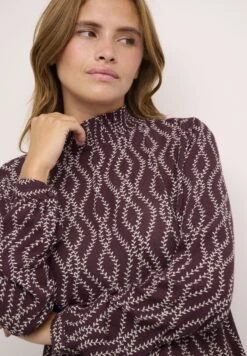 Kaffe Amber- Blouse - Winetasting Chalk Print 9 Kaffe Amber- Blouse - Winetasting Chalk Print -Kaffe Verkoopwinkel b9274f4423f9497c95970494df03991f