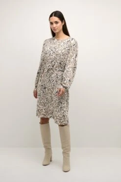 Kaffe Kavia - Jurk - Fallen Rock Sand Print 7 Kaffe Kavia - Jurk - Fallen Rock Sand Print -Kaffe Verkoopwinkel c1955fa0120b47eb94ddf3bad513cf8a